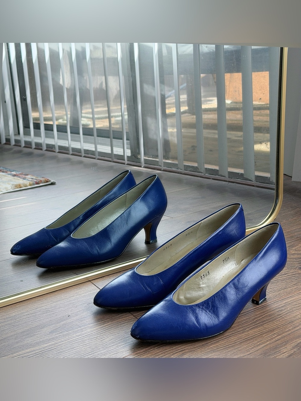 Liz Claiborne Royal Blue Leather Kitten Heel Pumps